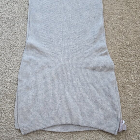 Banana Republic Grey Cashmere Scarf with flared ends - Picture 3 of 9